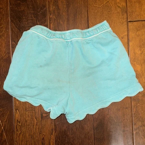 Vineyard Vines Scallop Hem Athletic Shorts - Picture 2 of 5